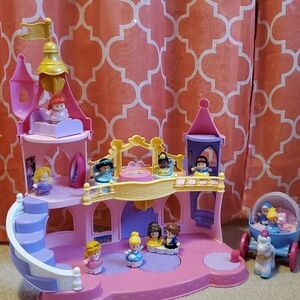 Little People Disney princess castle, figures and Cinderella carriage bundle